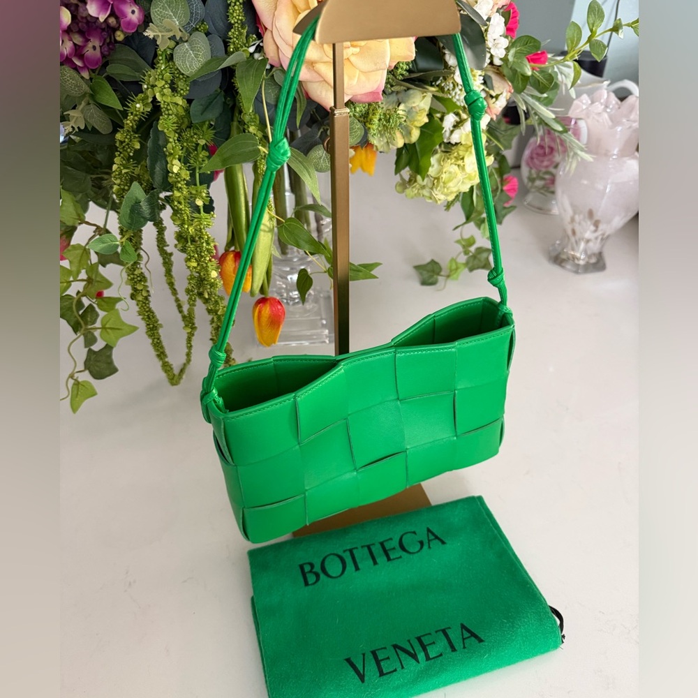 BOTTEGA VENETA Calfskin Maxi Intrecciato Cassette Pouch on Strap in Parakeet - Picture 3 of 15